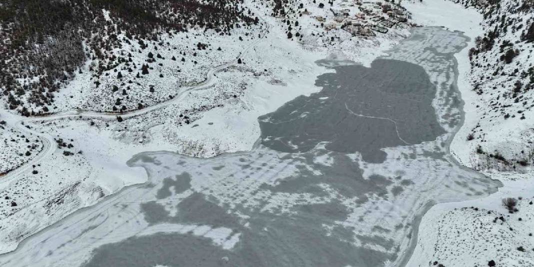 Sıcaklık -25 dereceye düştü baraj doğal buz pistine döndü! Burası Adana’nın Sibirya’sı: Alışılmadık manzara şaşırttı 2